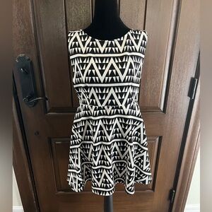 EN CRÈME geometric dress